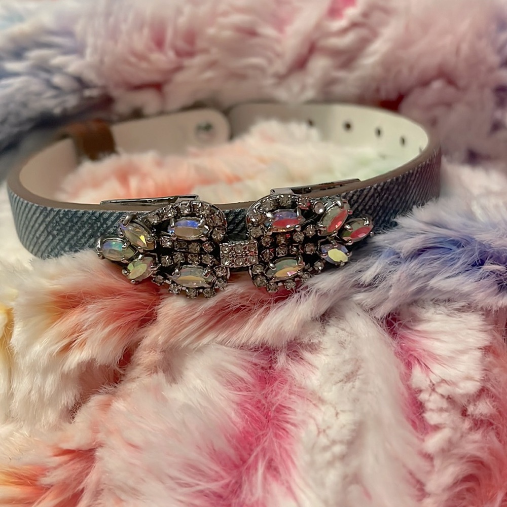 Chambray reversible band with vintage crystal focal charm 🥰